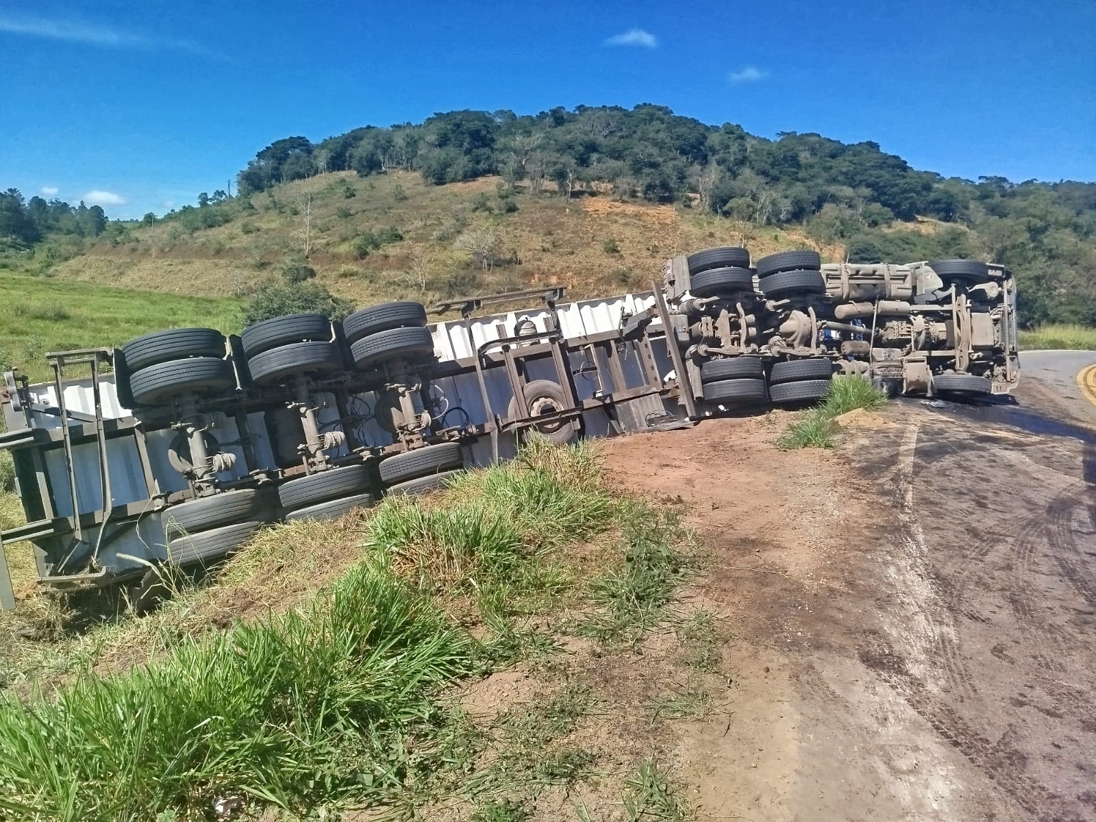 Motorista tenta desviar de carreta tombada em curva, capota carro e morre na MG-133